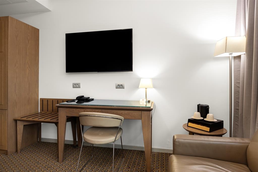 Hotel Royal Prague Executive Double Room with Single Sofa Bed and Balcony (30m2) 4 Hotel Royal Prague Executive Double Room with Single Sofa Bed and Balcony (30m2) 4