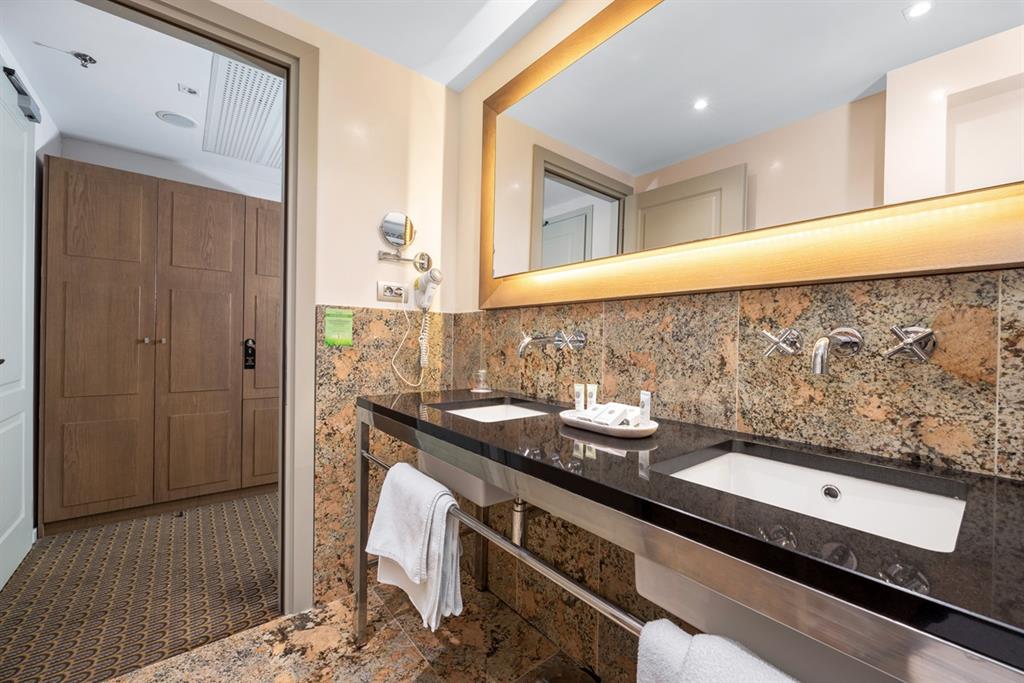 Hotel Royal Prague Executive Double Room with Single Sofa Bed and Balcony (30m2) 8 Hotel Royal Prague Executive Double Room with Single Sofa Bed and Balcony (30m2) 8