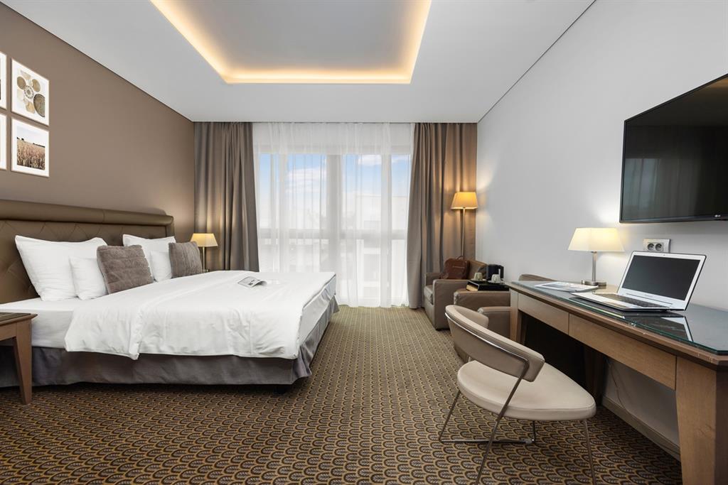 Hotel Royal Prague Triple Room with bathtub (32m²) 7 Hotel Royal Prague Triple Room with bathtub (32m²) 7