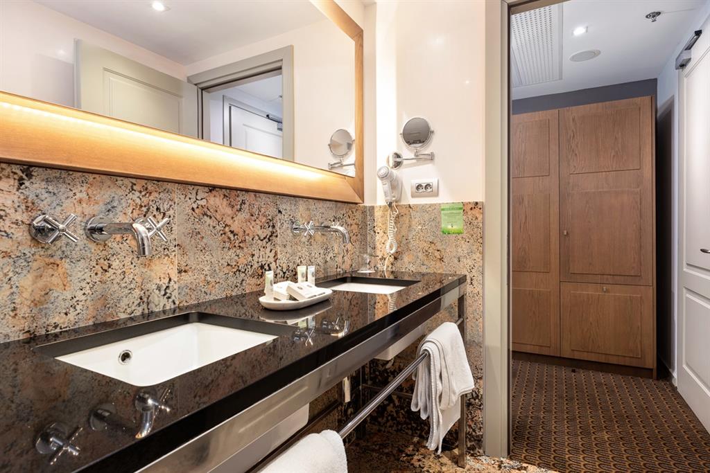 Hotel Royal Prague Two interconnecting bedrooms with double amenities (53m²) 5 Hotel Royal Prague Two interconnecting bedrooms with double amenities (53m²) 5