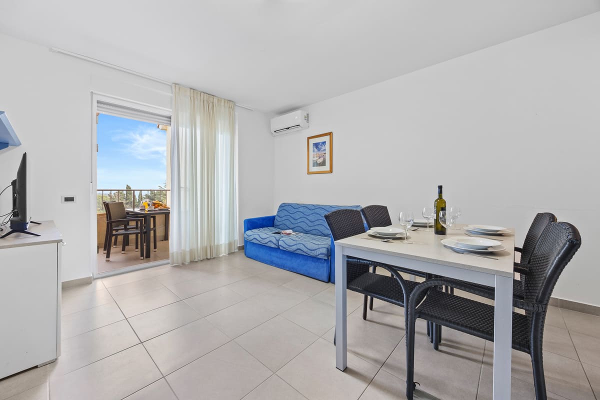 One bedroom apartment for 5 persons with balcony (45m²) (6) One bedroom apartment for 5 persons with balcony (45m²) (6)