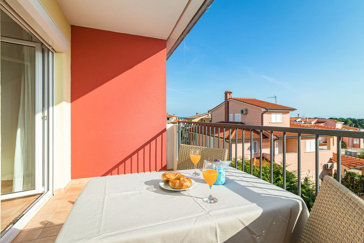 One bedroom apartment for 5 persons with balcony (50m²) (4) One bedroom apartment for 5 persons with balcony (50m²) (4)