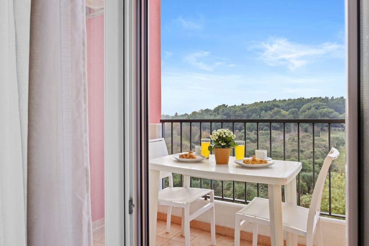 One bedroom apartment for 5 persons with balcony (50m²) (8) One bedroom apartment for 5 persons with balcony (50m²) (8)