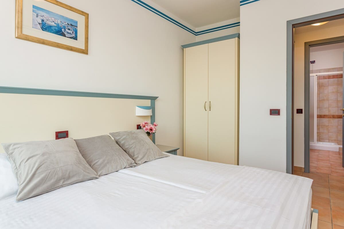 One bedroom apartment for 6 persons with balcony with sea view (45m2) (4) One bedroom apartment for 6 persons with balcony with sea view (45m2) (4)