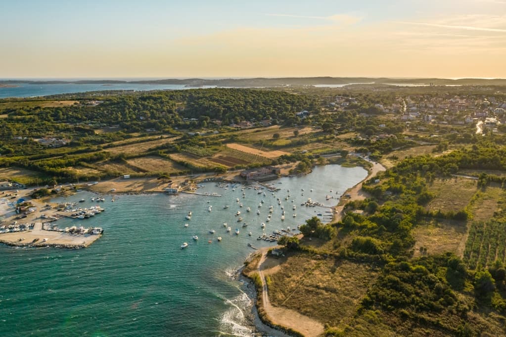 Ližnjan, Uvala Kuje. Autor Side Hustle Media Ližnjan, Uvala Kuje. Autor Side Hustle Media